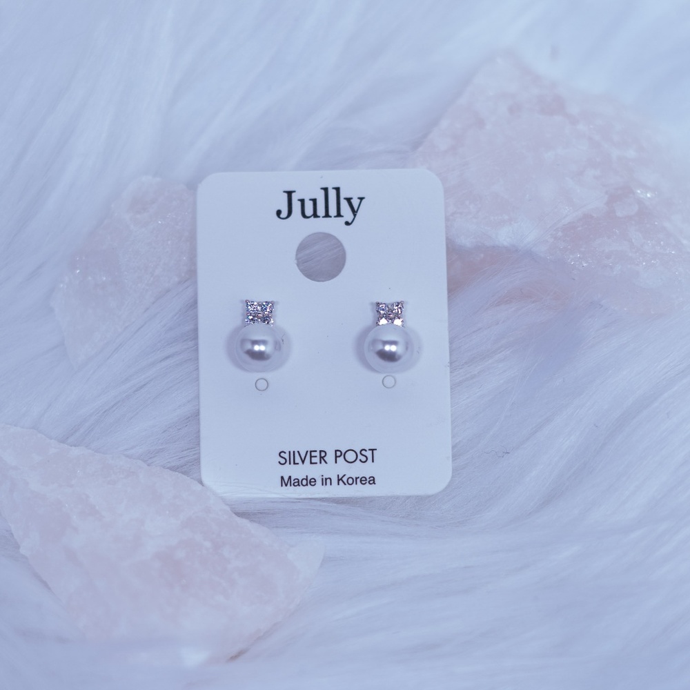 Small Timeless Pearl Studs Earrings
